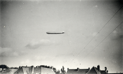 845032 Afbeelding van het luchtschip Graf Zeppelin boven Utrecht vanuit, vermoedelijk, een huis op de hoek van de ...